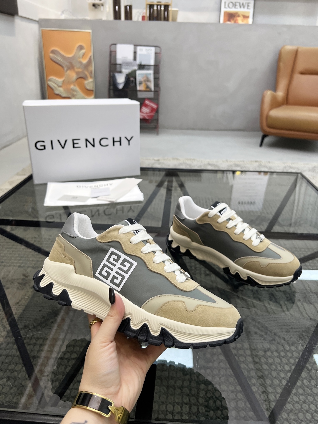  J 🔍顶级代购🇮🇹 纪 炸街男神新品来袭，超人气爆款专柜新款，原厂配置意大利进口牛皮搭配帆布面料，高品