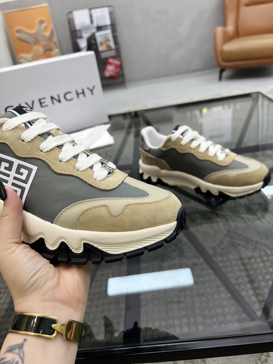  J 🔍顶级代购🇮🇹 纪 炸街男神新品来袭，超人气爆款专柜新款，原厂配置意大利进口牛皮搭配帆布面料，高品