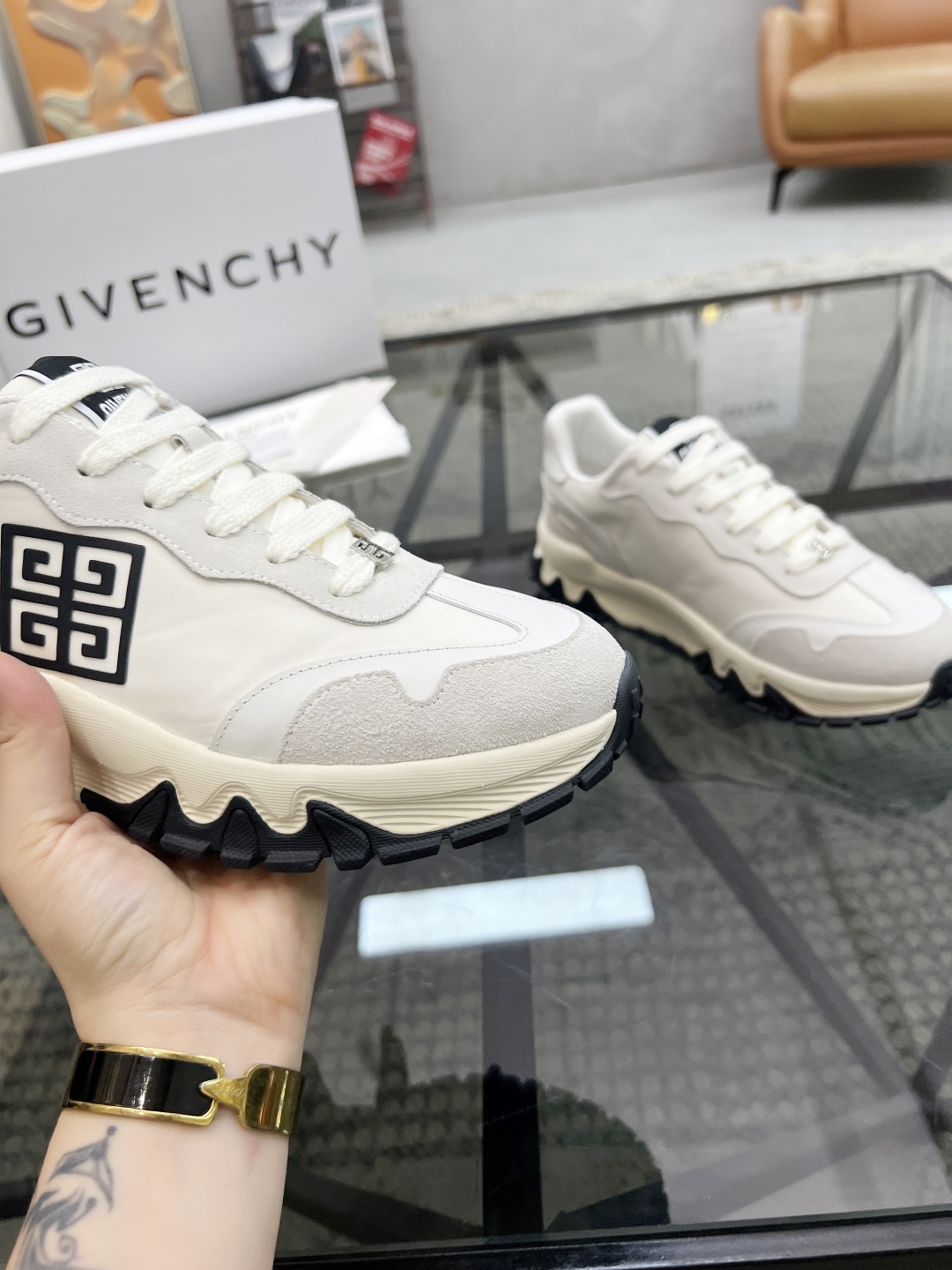  J 🔍顶级代购🇮🇹 纪 炸街男神新品来袭，超人气爆款专柜新款，原厂配置意大利进口牛皮搭配帆布面料，高品