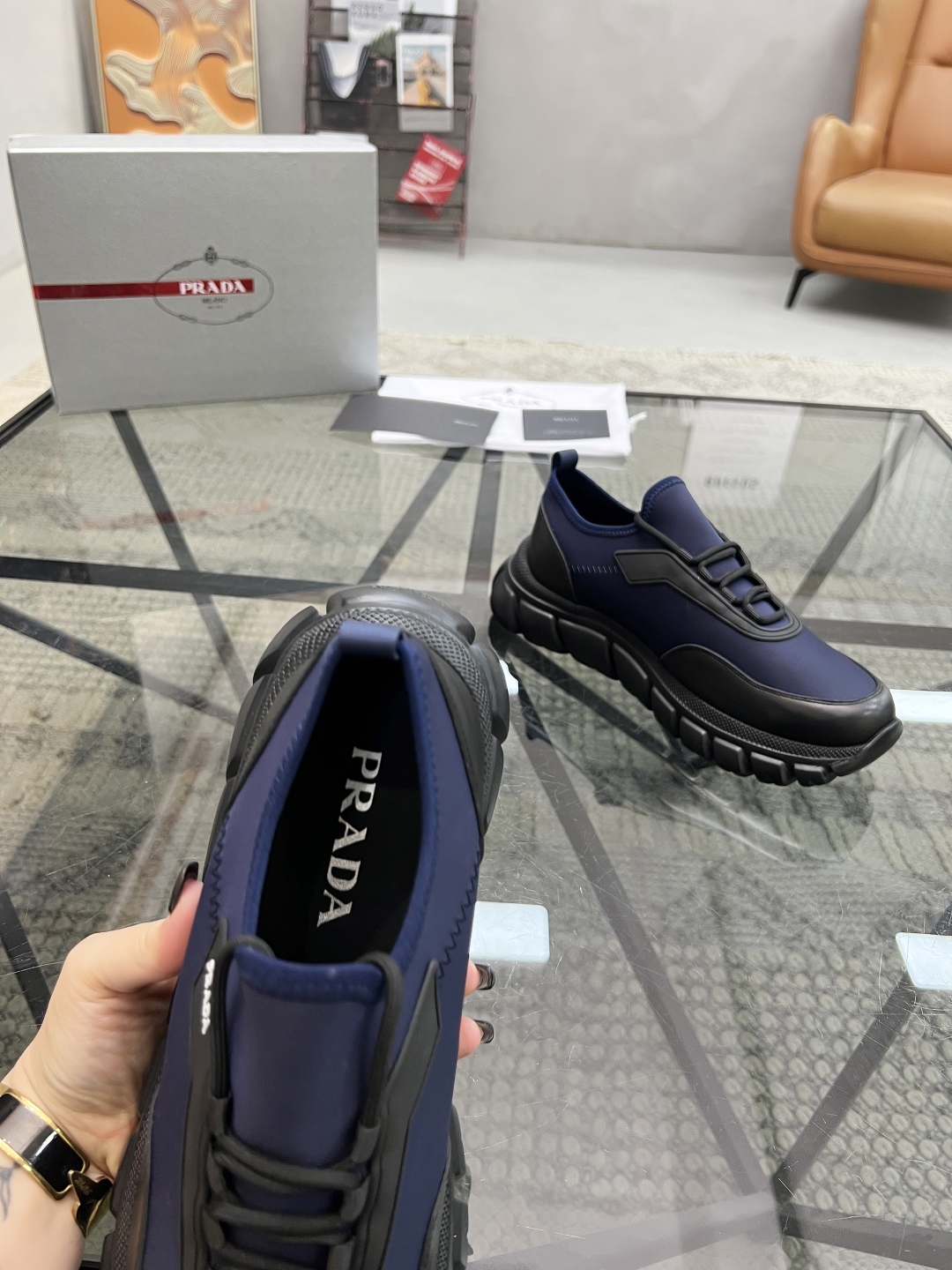  P 🔍顶级代购🇮🇹 普 炸街男神新品专柜同步原厂配置，意大利进口牛皮搭配帆布面料，全鞋配件私模打造，潮