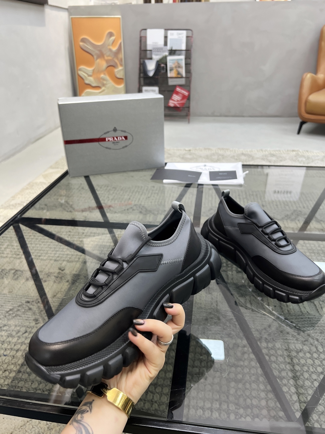  P 🔍顶级代购🇮🇹 普 炸街男神新品专柜同步原厂配置，意大利进口牛皮搭配帆布面料，全鞋配件私模打造，潮