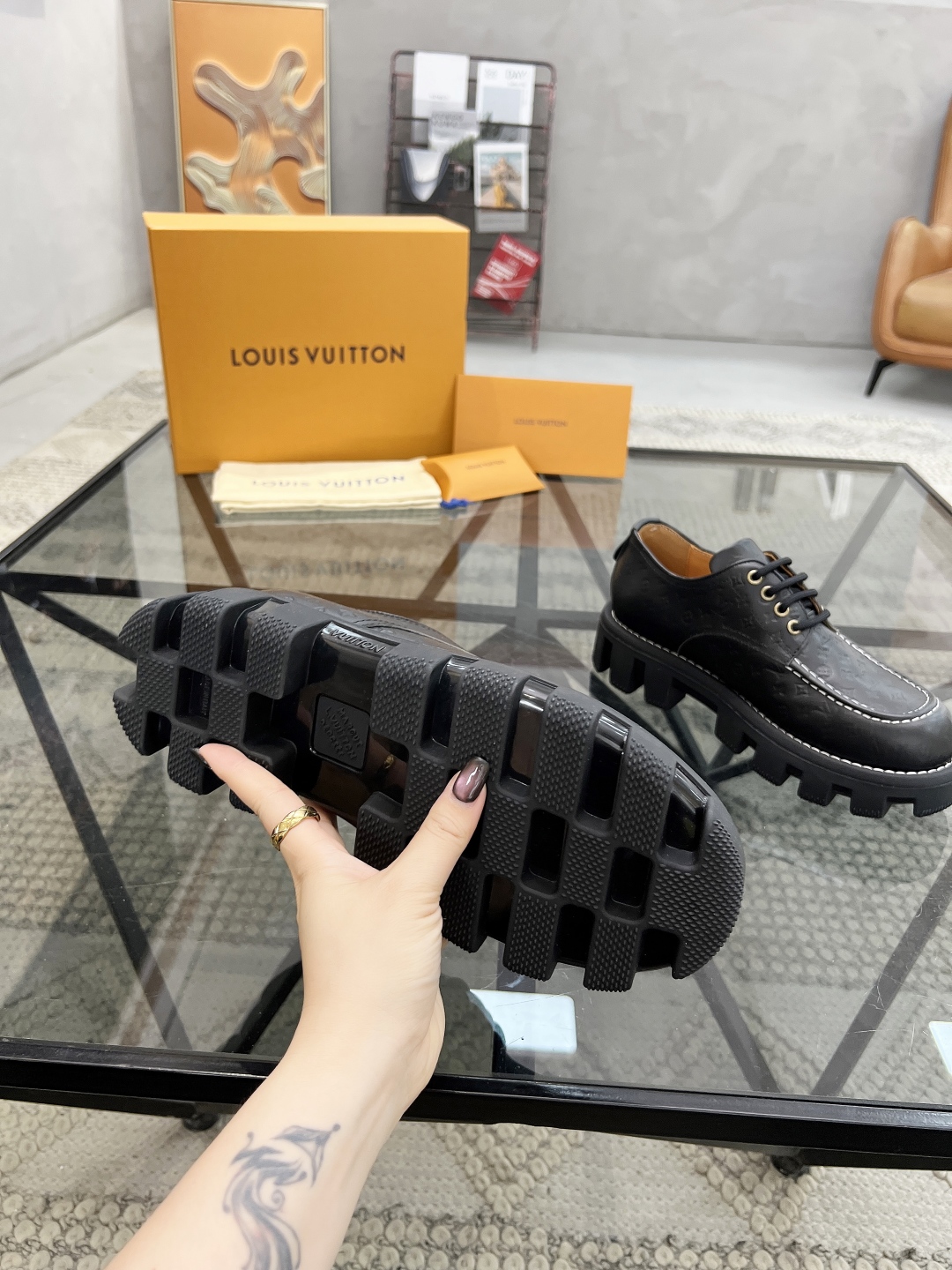 Louis Vuitton Men's Black Leather Casual Shoes with Embossed Detailing 10 cmp i1746690668977 5620 0 8