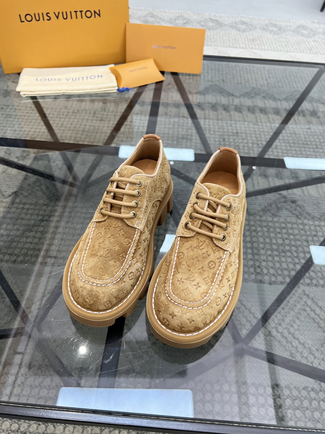  L 🔍顶级代购🇮🇹 路 炸街男神爆款休闲运动鞋系列来袭专柜同步，鞋面意大利进口牛皮面料，高品质压花拼接