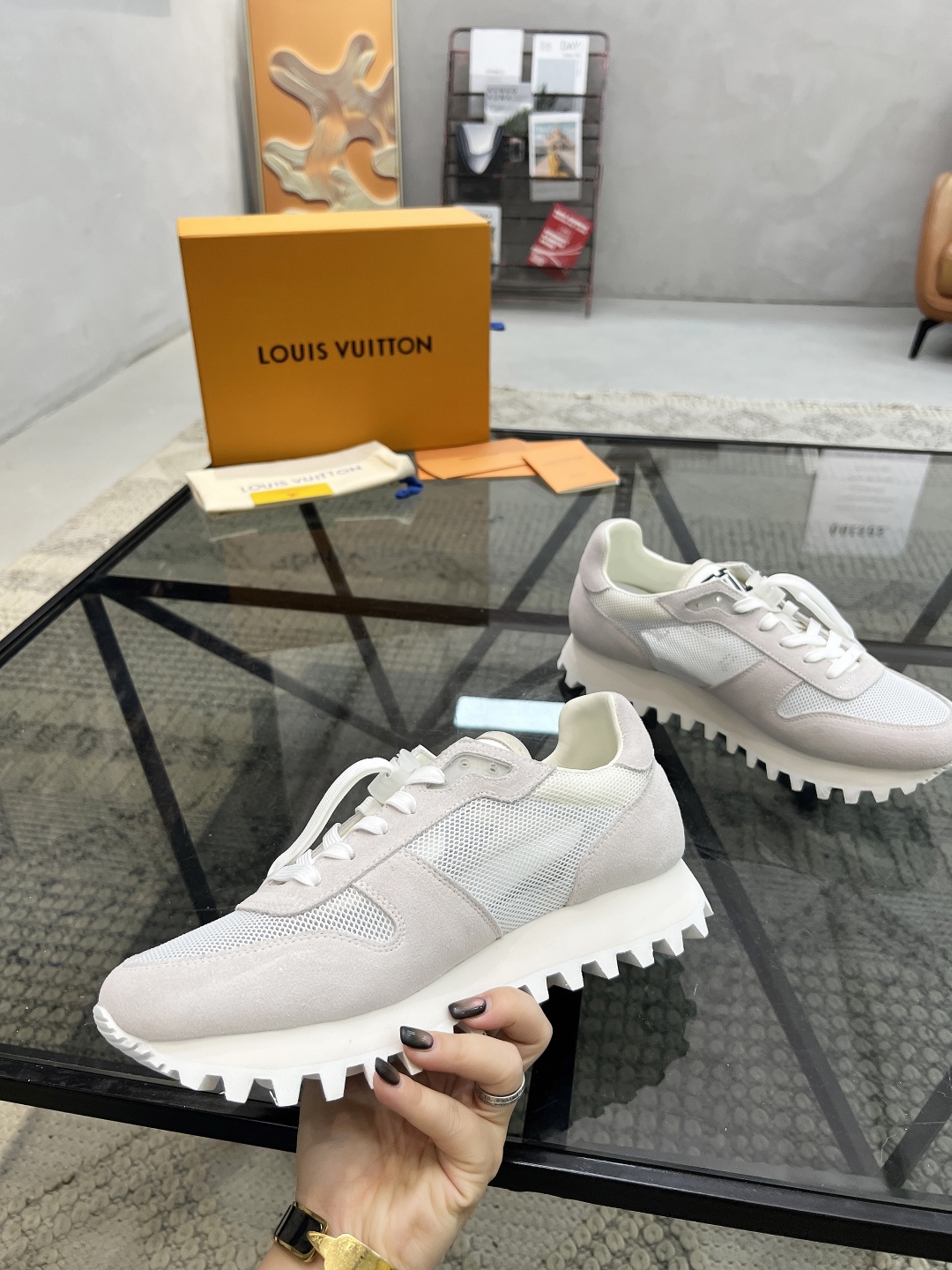  L 🔍顶级代购🇮🇹 路 炸街男神爆款休闲板鞋专柜新品同步，鞋面意大利进口牛皮网布面料，高品质拼接工艺经