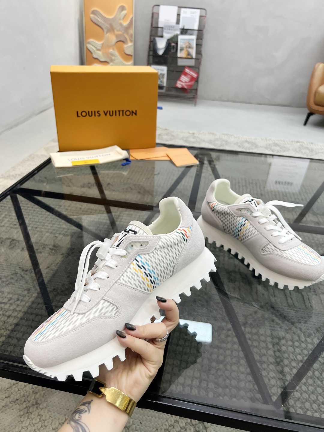 Louis Vuitton Men's White Leather and Fabric Casual Sneakers 5 cmp i1746691576895 1345 0 3