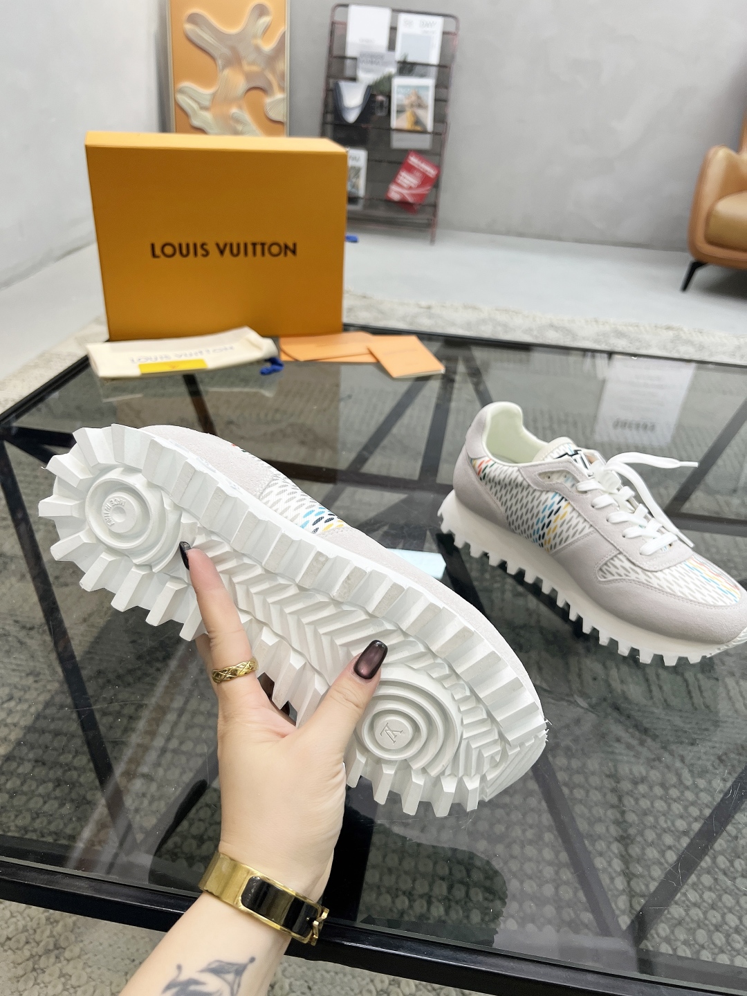 Louis Vuitton Men's White Leather and Fabric Casual Sneakers 10 cmp i1746691576932 5821 0 8