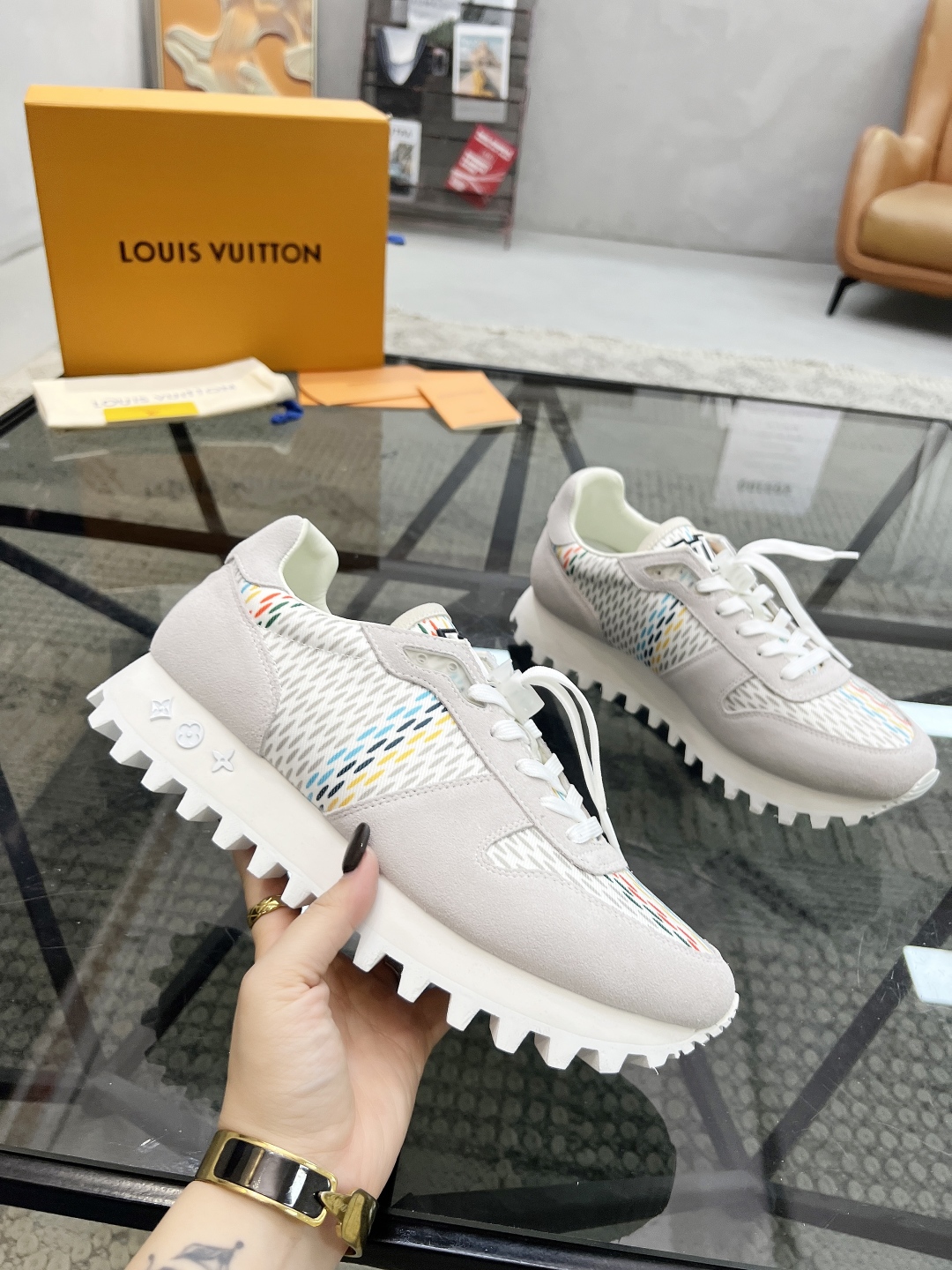 Louis Vuitton Men's White Leather and Fabric Casual Sneakers 6 cmp i1746691576936 5871 0 4