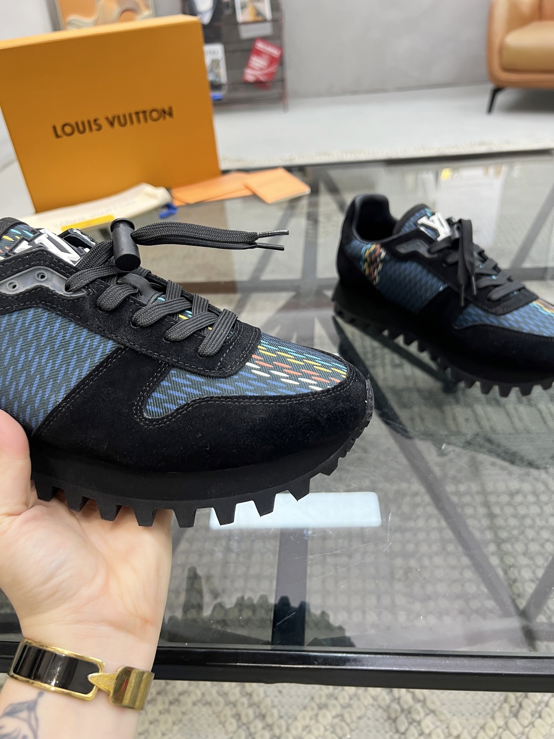  L 🔍顶级代购🇮🇹 路 炸街男神爆款休闲板鞋专柜新品同步，鞋面意大利进口牛皮搭配印花布面料，高品质拼接