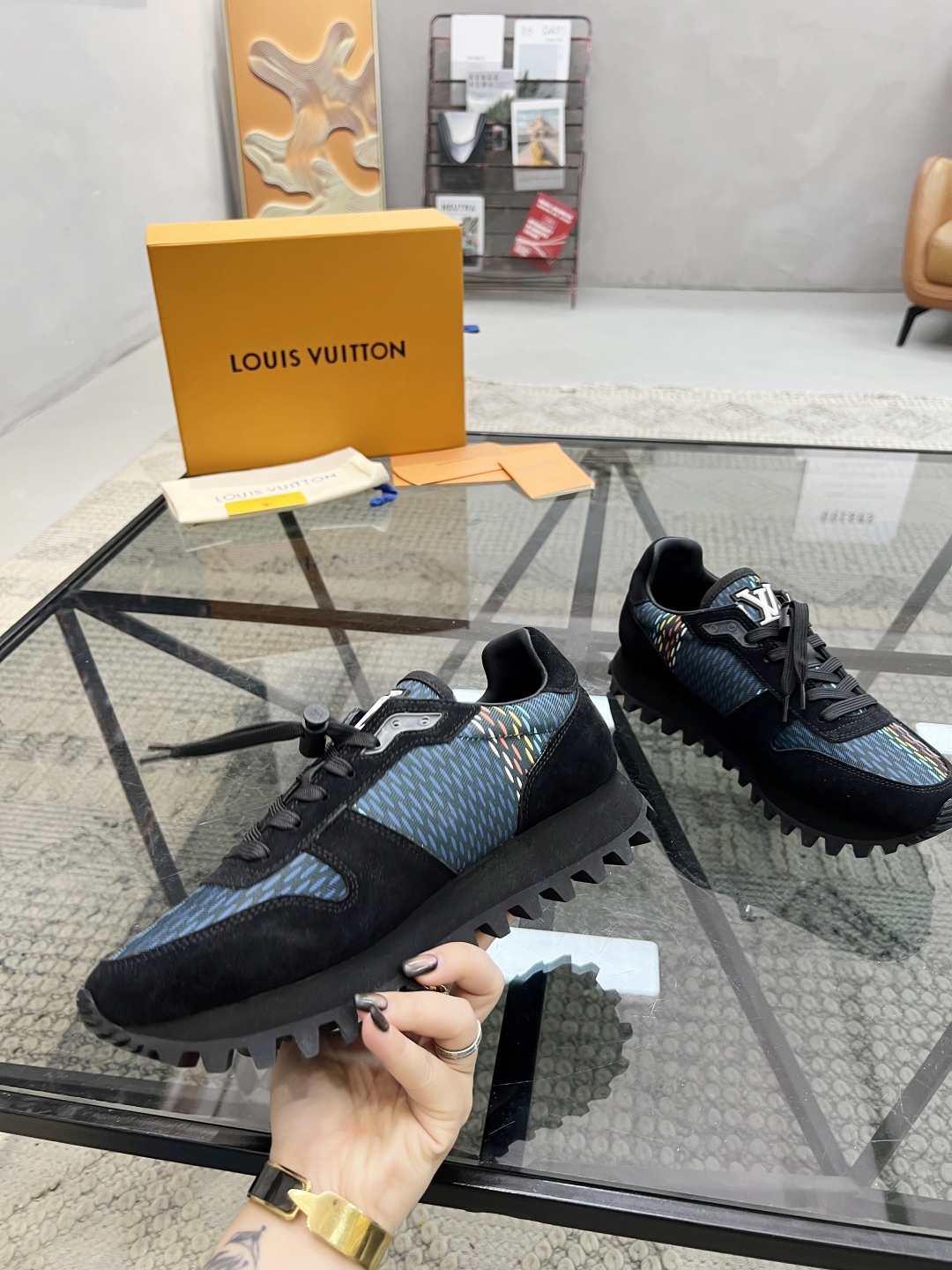  L 🔍顶级代购🇮🇹 路 炸街男神爆款休闲板鞋专柜新品同步，鞋面意大利进口牛皮搭配印花布面料，高品质拼接