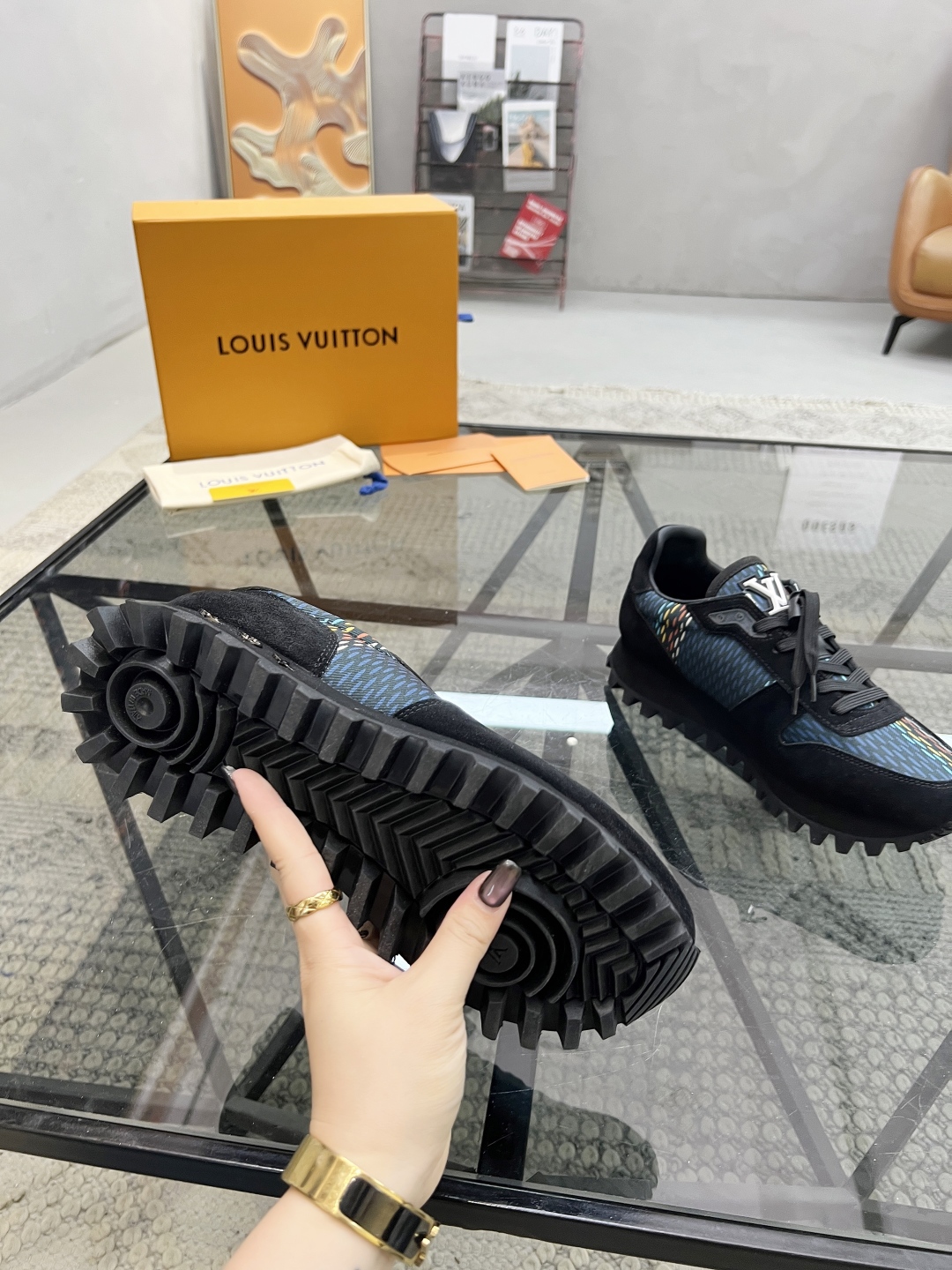  L 🔍顶级代购🇮🇹 路 炸街男神爆款休闲板鞋专柜新品同步，鞋面意大利进口牛皮搭配印花布面料，高品质拼接
