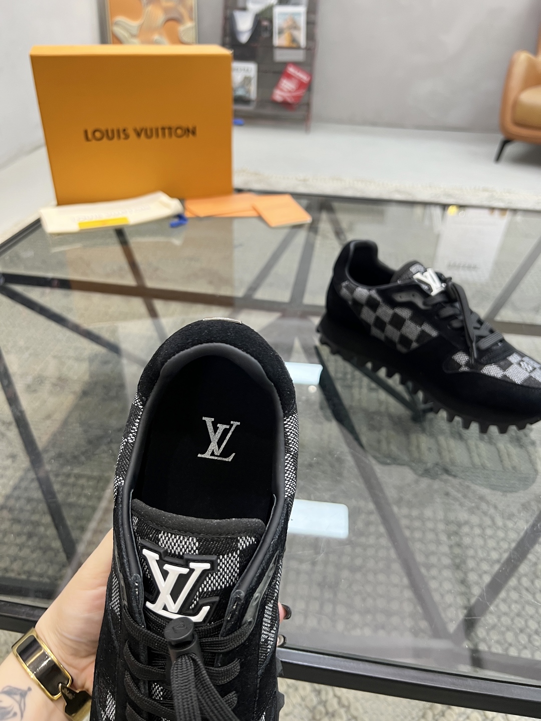  L 🔍顶级代购🇮🇹 路 炸街男神爆款休闲板鞋专柜新品同步，鞋面意大利进口牛皮搭配印花布面料，高品质拼接