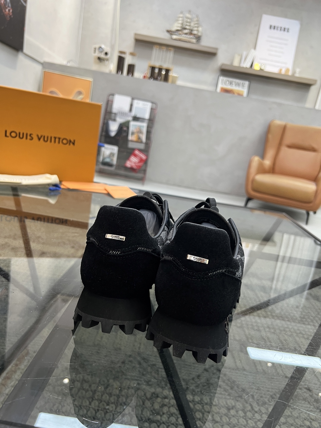  L 🔍顶级代购🇮🇹 路 炸街男神爆款休闲板鞋专柜新品同步，鞋面意大利进口牛皮搭配印花布面料，高品质拼接