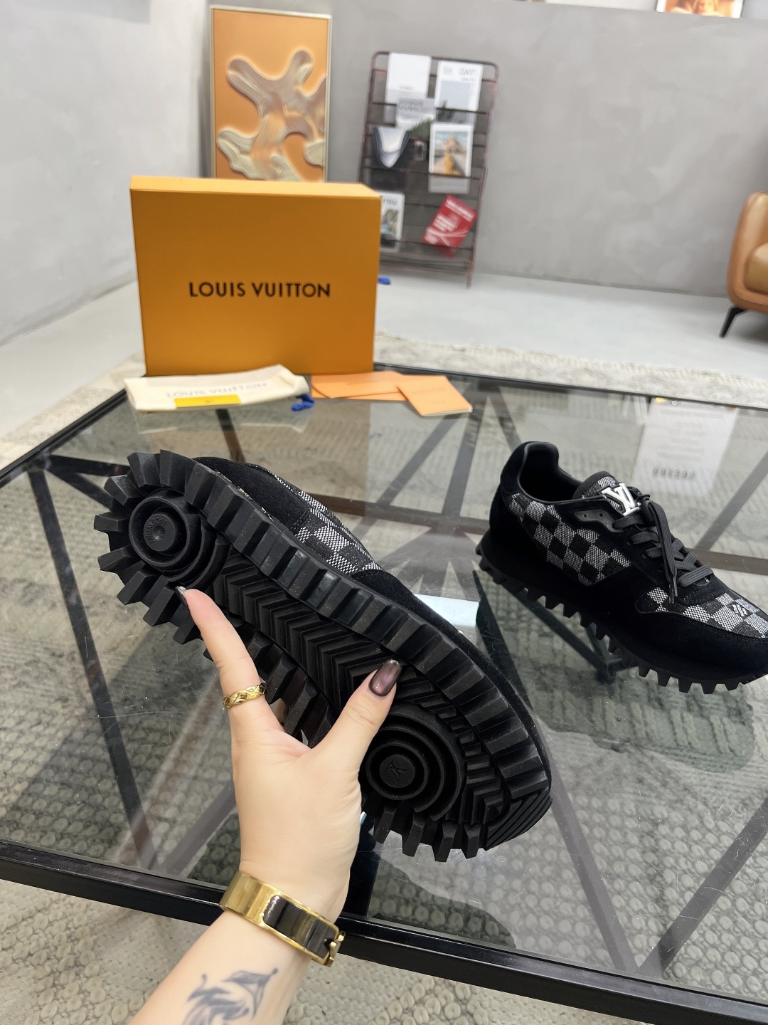  L 🔍顶级代购🇮🇹 路 炸街男神爆款休闲板鞋专柜新品同步，鞋面意大利进口牛皮搭配印花布面料，高品质拼接