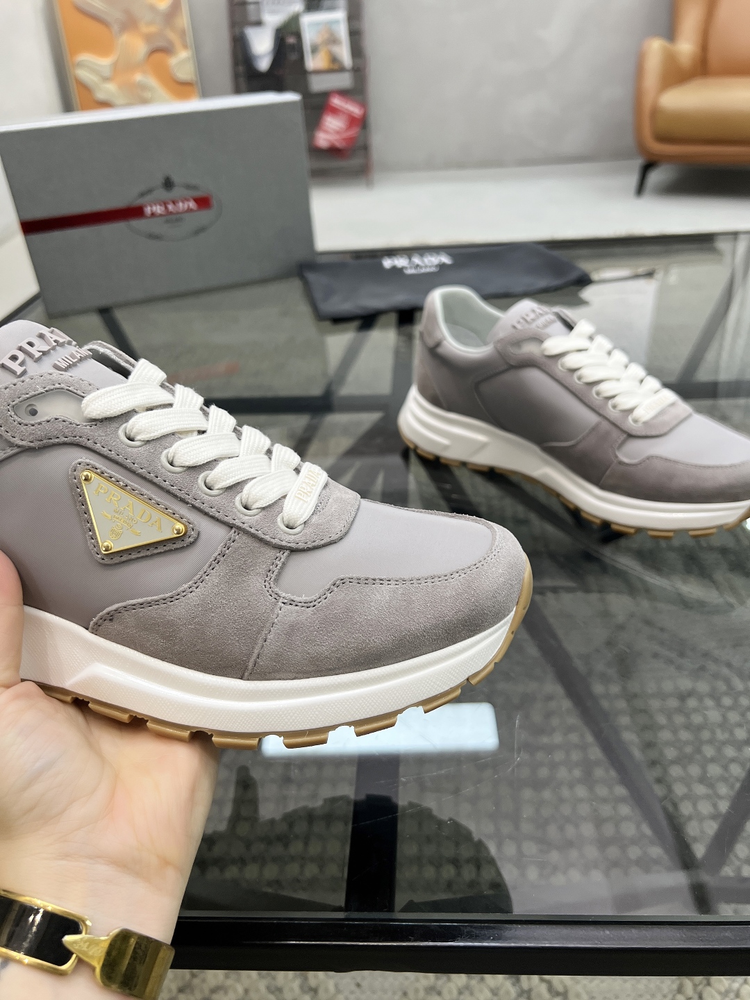  P 🔍顶级代购🇮🇹 普 炸街男神新品来袭，超人气爆款专柜新款，原厂配置意大利进口牛皮搭配帆布面料，高品