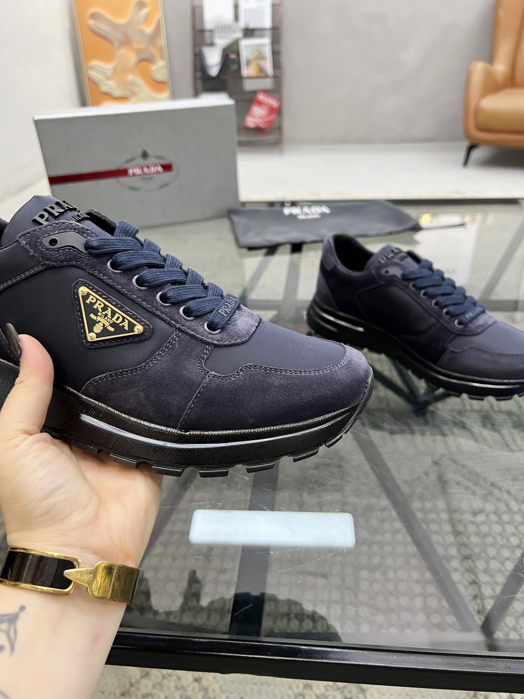  P 🔍顶级代购🇮🇹 普 炸街男神新品来袭，超人气爆款专柜新款，原厂配置意大利进口牛皮搭配帆布面料，高品