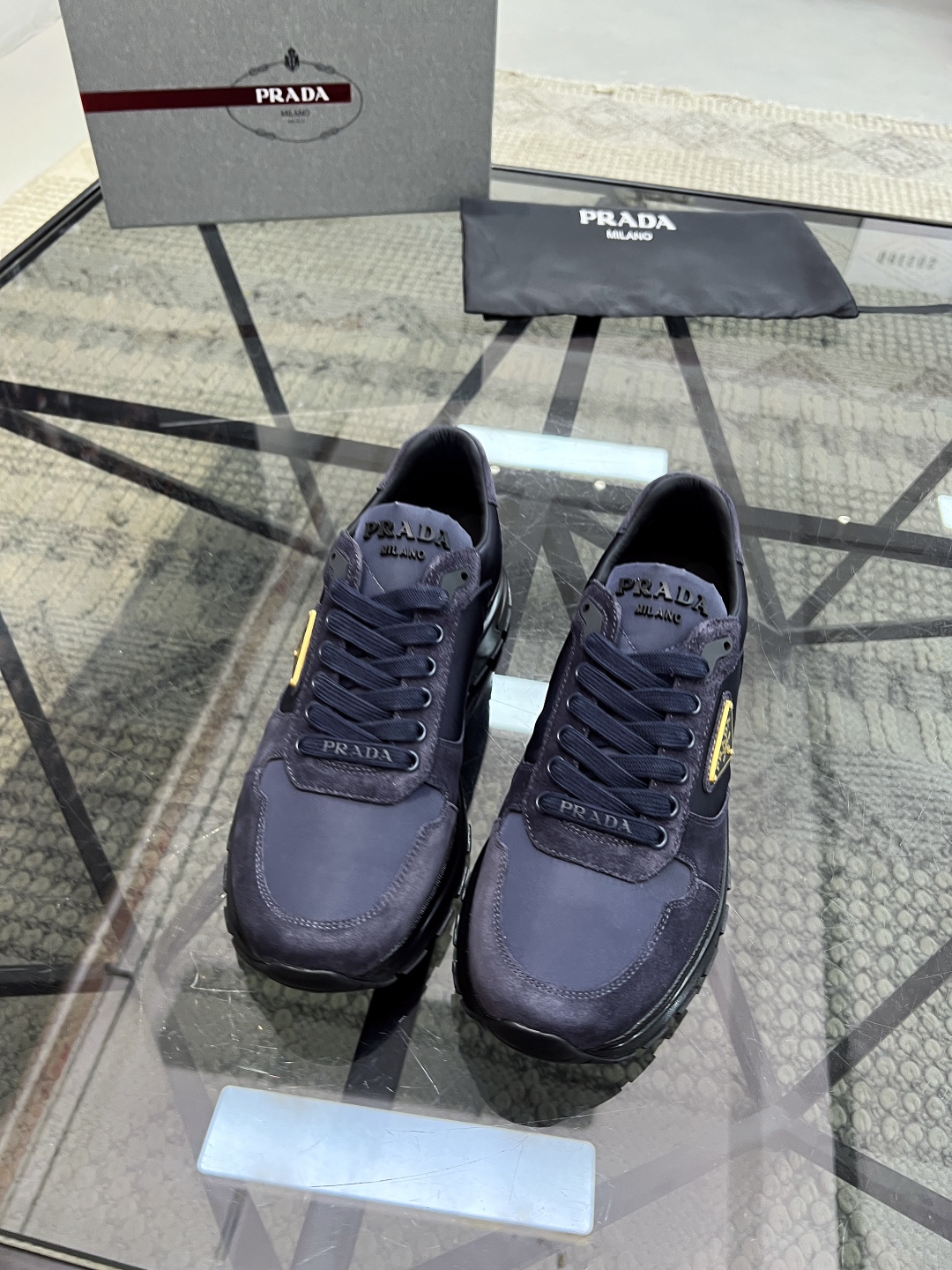  P 🔍顶级代购🇮🇹 普 炸街男神新品来袭，超人气爆款专柜新款，原厂配置意大利进口牛皮搭配帆布面料，高品