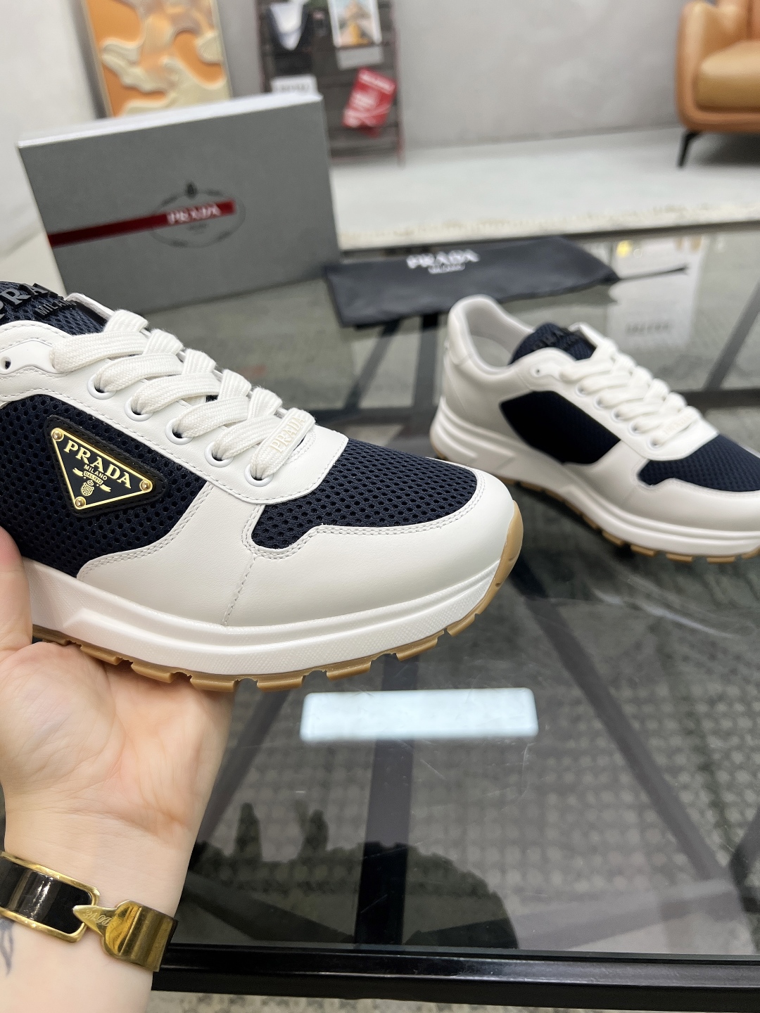  P 🔍顶级代购🇮🇹 普 炸街男神新品来袭，超人气爆款专柜新款，原厂配置意大利进口牛皮搭配网布面料，高品