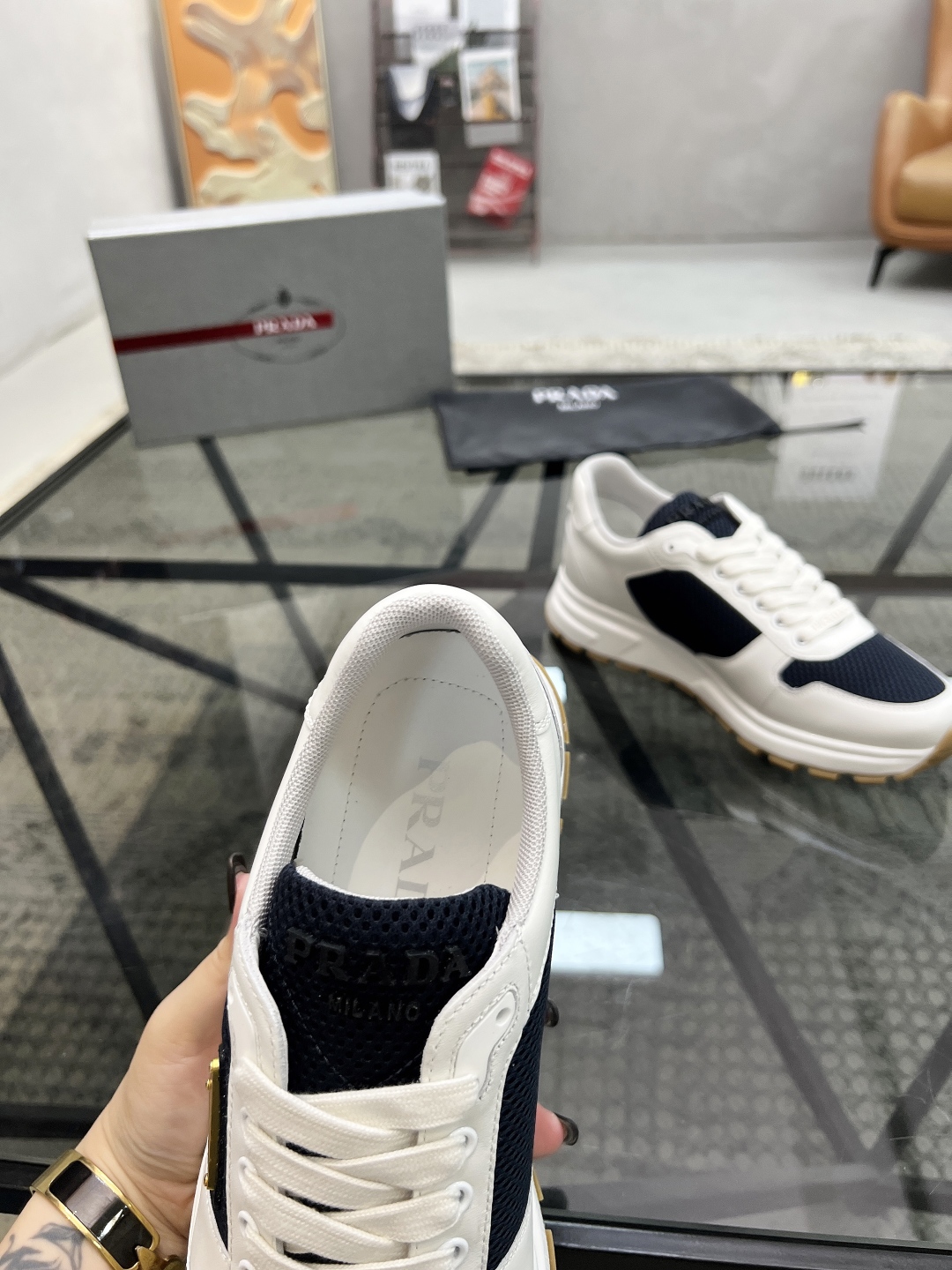  P 🔍顶级代购🇮🇹 普 炸街男神新品来袭，超人气爆款专柜新款，原厂配置意大利进口牛皮搭配网布面料，高品