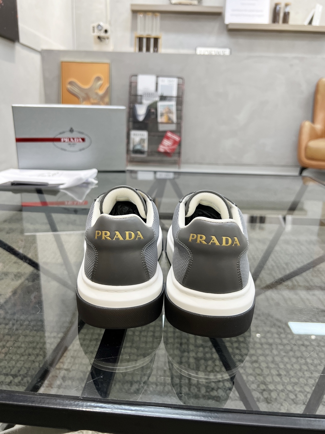  P 🔍顶级代购🇮🇹 普 炸街男神新品专柜同步原厂配置，意大利进口牛皮搭配网布面料，全鞋配件私模打造，潮