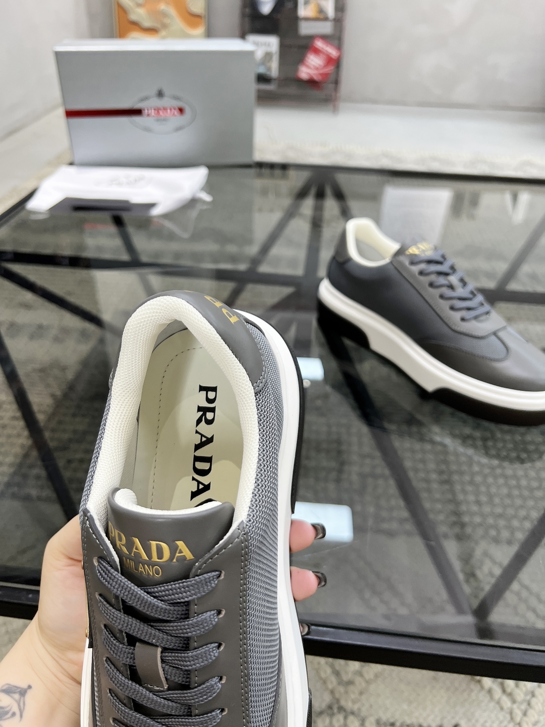  P 🔍顶级代购🇮🇹 普 炸街男神新品专柜同步原厂配置，意大利进口牛皮搭配网布面料，全鞋配件私模打造，潮