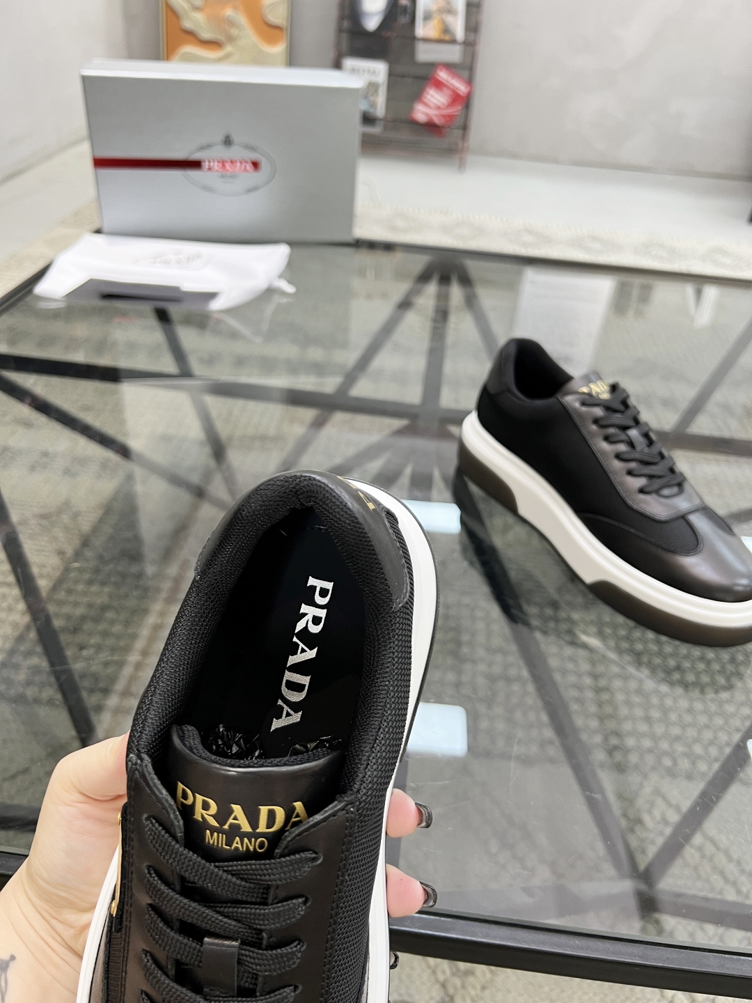  P 🔍顶级代购🇮🇹 普 炸街男神新品专柜同步原厂配置，意大利进口牛皮搭配网布面料，全鞋配件私模打造，潮