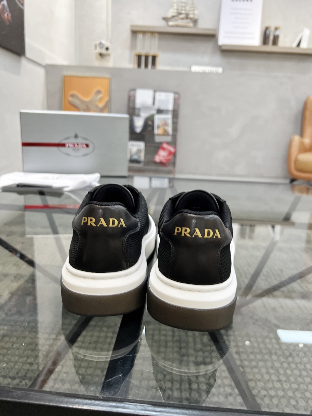  P 🔍顶级代购🇮🇹 普 炸街男神新品专柜同步原厂配置，意大利进口牛皮搭配网布面料，全鞋配件私模打造，潮