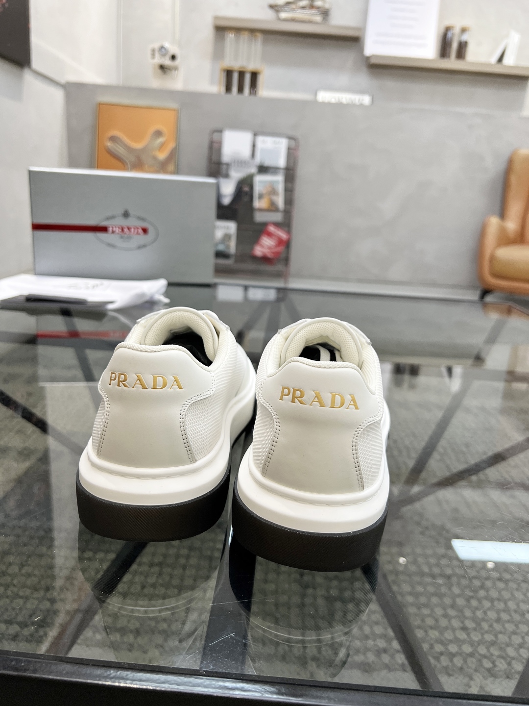  P 🔍顶级代购🇮🇹 普 炸街男神新品专柜同步原厂配置，意大利进口牛皮搭配网布面料，全鞋配件私模打造，潮