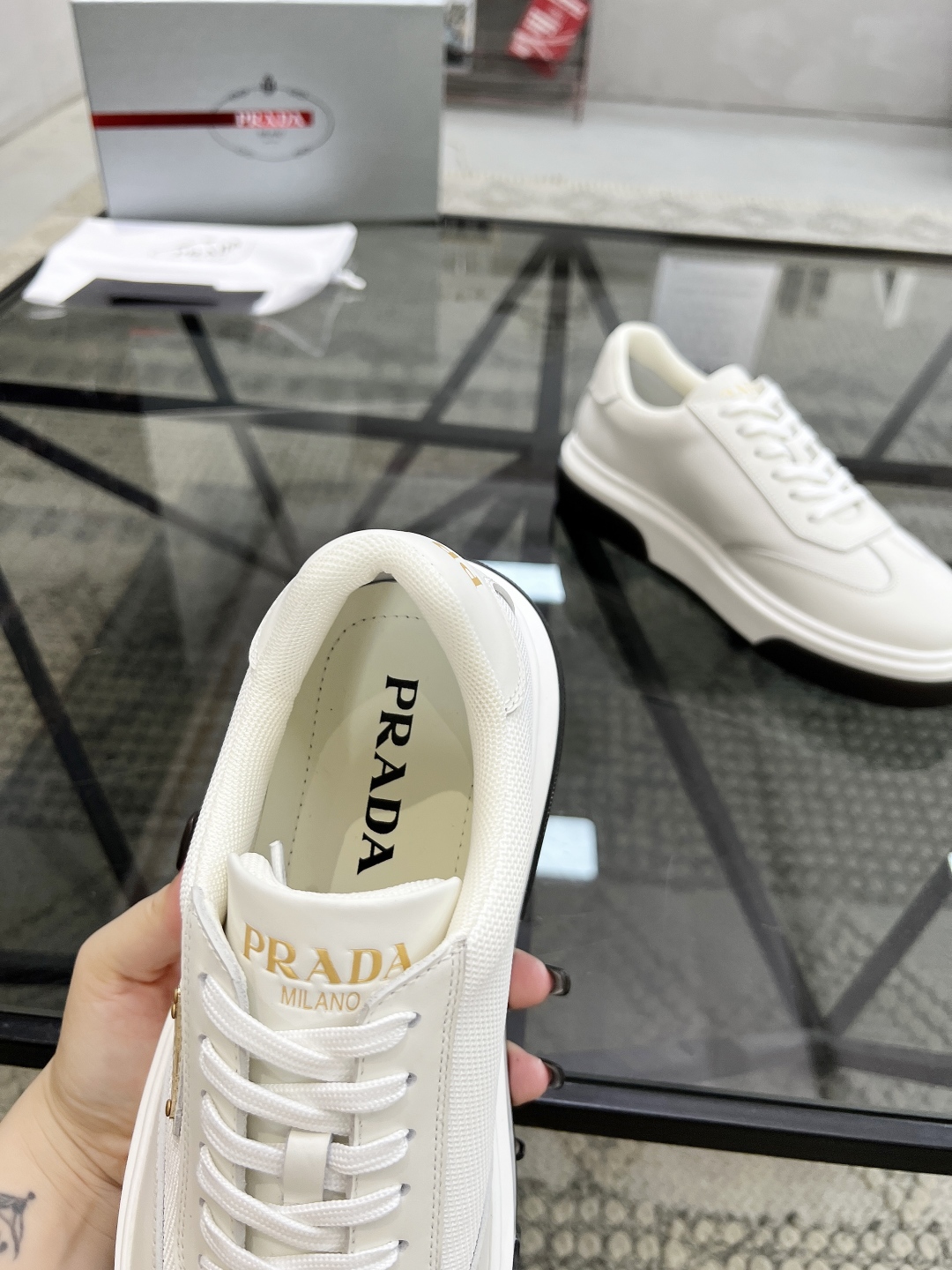  P 🔍顶级代购🇮🇹 普 炸街男神新品专柜同步原厂配置，意大利进口牛皮搭配网布面料，全鞋配件私模打造，潮
