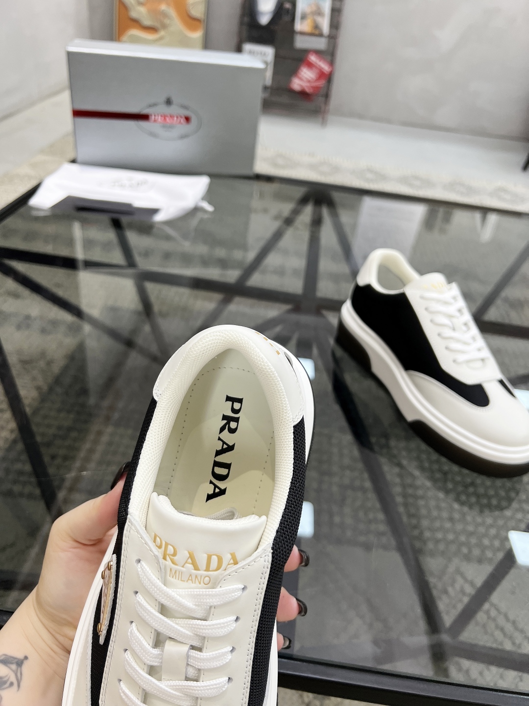  P 🔍顶级代购🇮🇹 普 炸街男神新品专柜同步原厂配置，意大利进口牛皮搭配网布面料，全鞋配件私模打造，潮