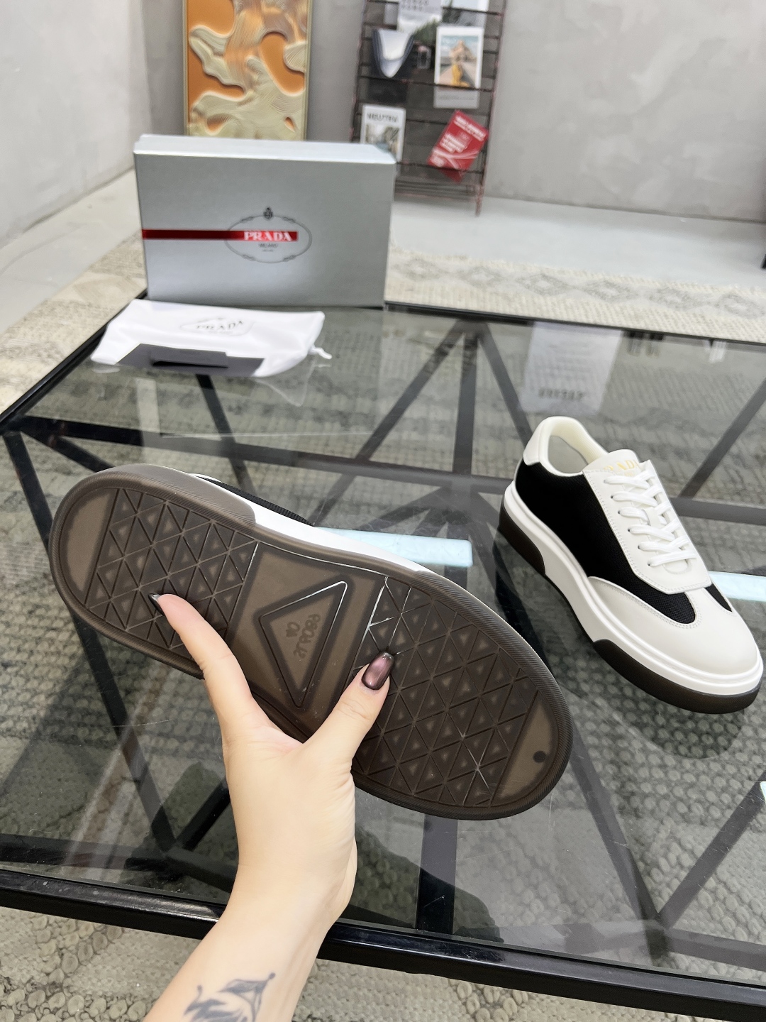  P 🔍顶级代购🇮🇹 普 炸街男神新品专柜同步原厂配置，意大利进口牛皮搭配网布面料，全鞋配件私模打造，潮