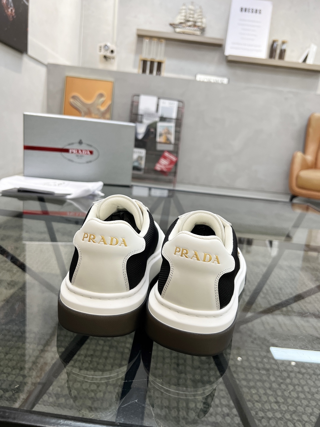  P 🔍顶级代购🇮🇹 普 炸街男神新品专柜同步原厂配置，意大利进口牛皮搭配网布面料，全鞋配件私模打造，潮