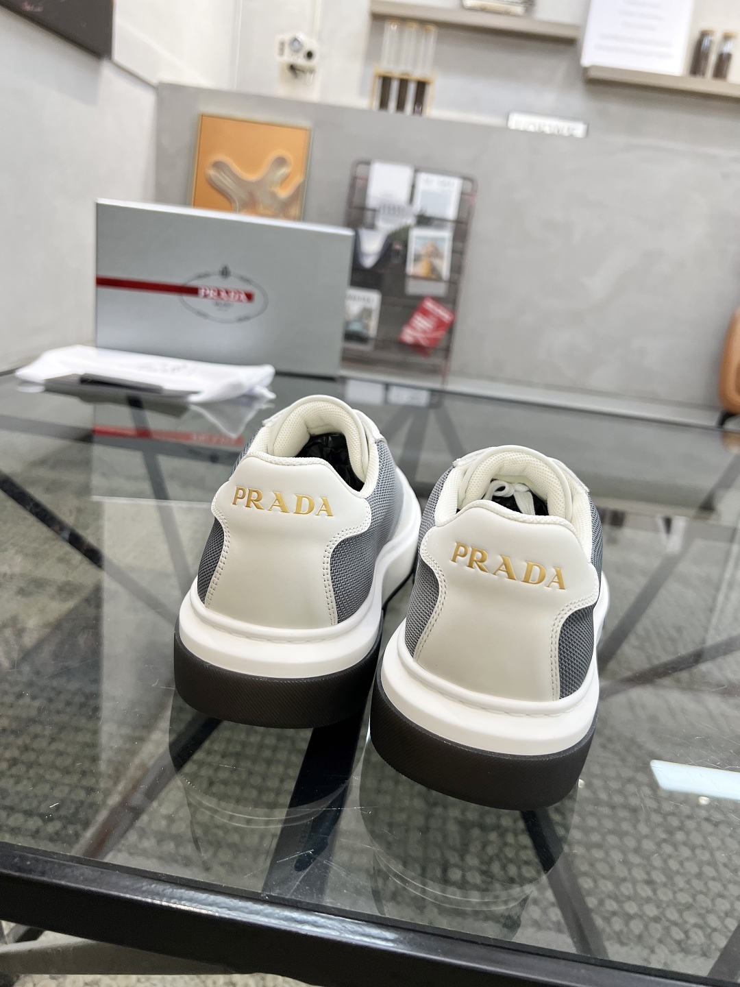  P 🔍顶级代购🇮🇹 普 炸街男神新品专柜同步原厂配置，意大利进口牛皮搭配网布面料，全鞋配件私模打造，潮