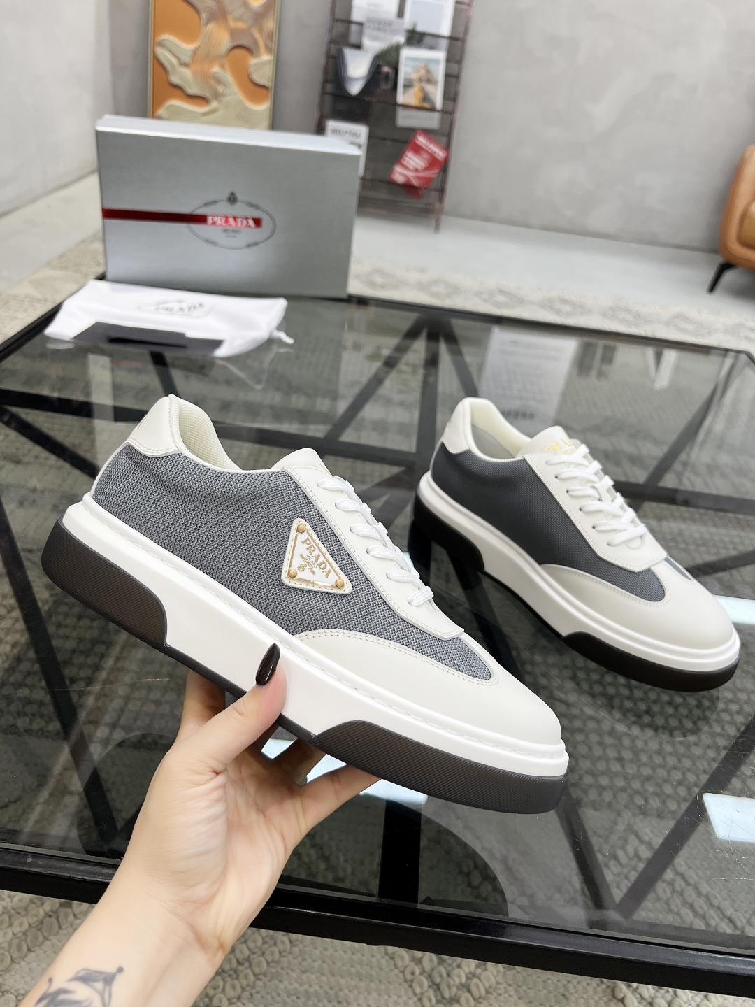  P 🔍顶级代购🇮🇹 普 炸街男神新品专柜同步原厂配置，意大利进口牛皮搭配网布面料，全鞋配件私模打造，潮