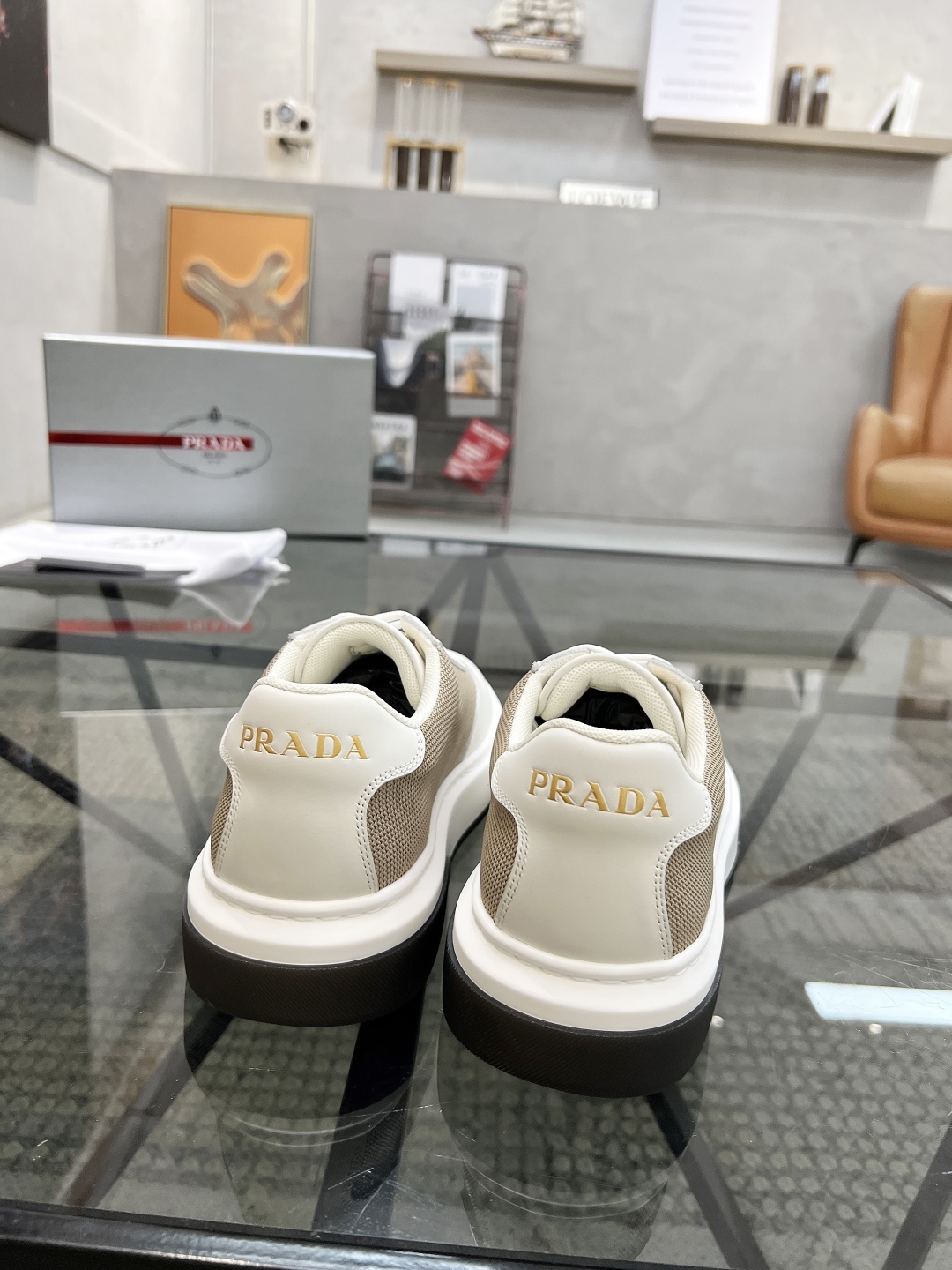 P 🔍顶级代购🇮🇹 普 炸街男神新品专柜同步原厂配置，意大利进口牛皮搭配网布面料，全鞋配件私模打造，潮