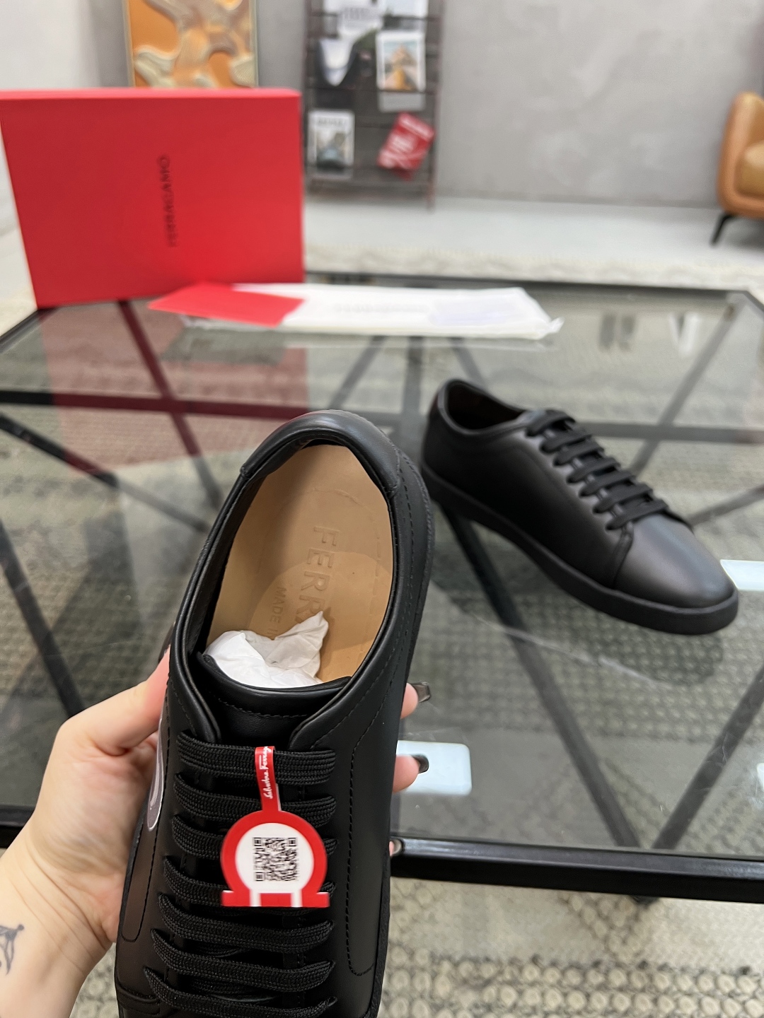  F 🔍顶级代购🇮🇹 菲 炸街男神专柜同步发售原厂配置，意大利进口原版牛皮面料，高品质印花拼接工艺，透气