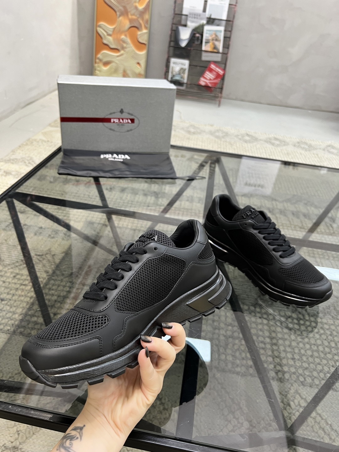  P 🔍顶级代购🇮🇹 普 炸街男神新品来袭，超人气爆款专柜新款，原厂配置意大利进口牛皮搭配网布面料，高品