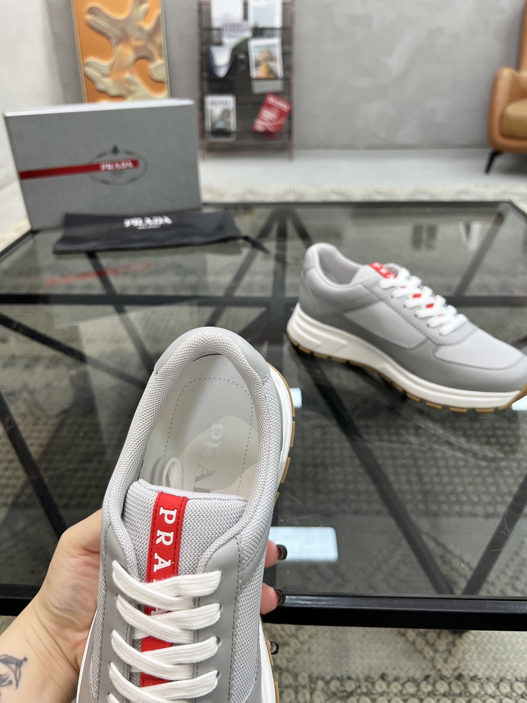  P 🔍顶级代购🇮🇹 普 炸街男神新品来袭，超人气爆款专柜新款，原厂配置意大利进口牛皮搭配网布面料，高品