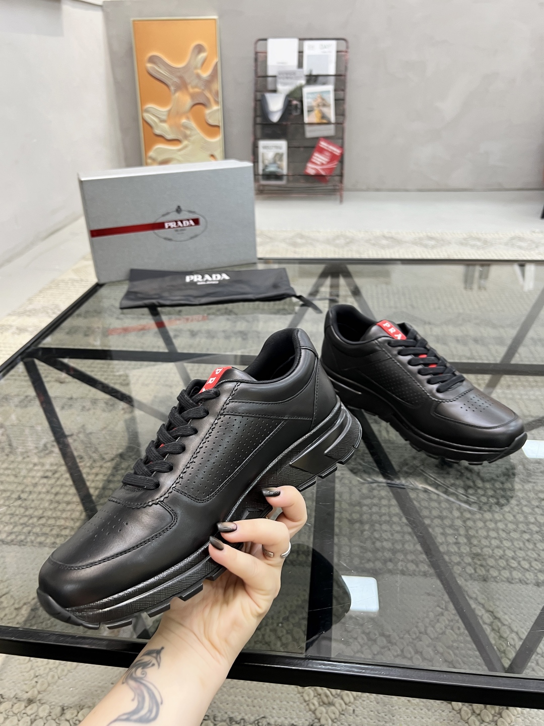  P 🔍顶级代购🇮🇹 普 炸街男神新品来袭，超人气爆款专柜新款，原厂配置意大利进口牛皮面料，高品质复杂拼