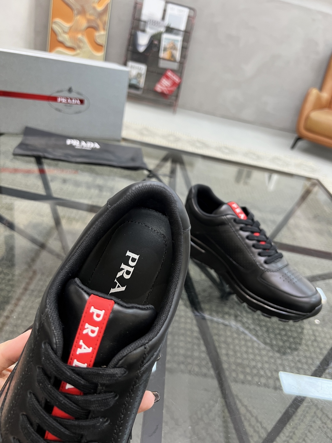  P 🔍顶级代购🇮🇹 普 炸街男神新品来袭，超人气爆款专柜新款，原厂配置意大利进口牛皮面料，高品质复杂拼