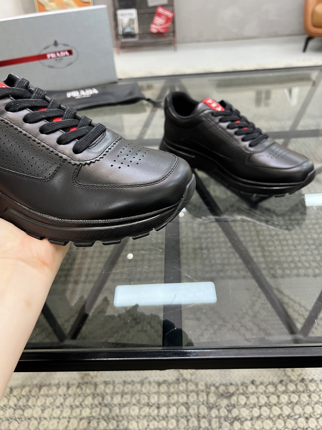  P 🔍顶级代购🇮🇹 普 炸街男神新品来袭，超人气爆款专柜新款，原厂配置意大利进口牛皮面料，高品质复杂拼