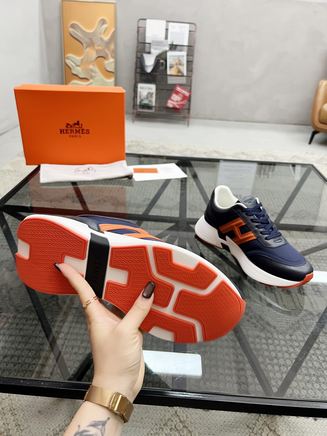  H 🔍顶级代购🇮🇹 爱 炸街男神运动鞋新品来袭专柜同步发售原厂配置，意大利进口原版牛皮搭配帆布面料，高