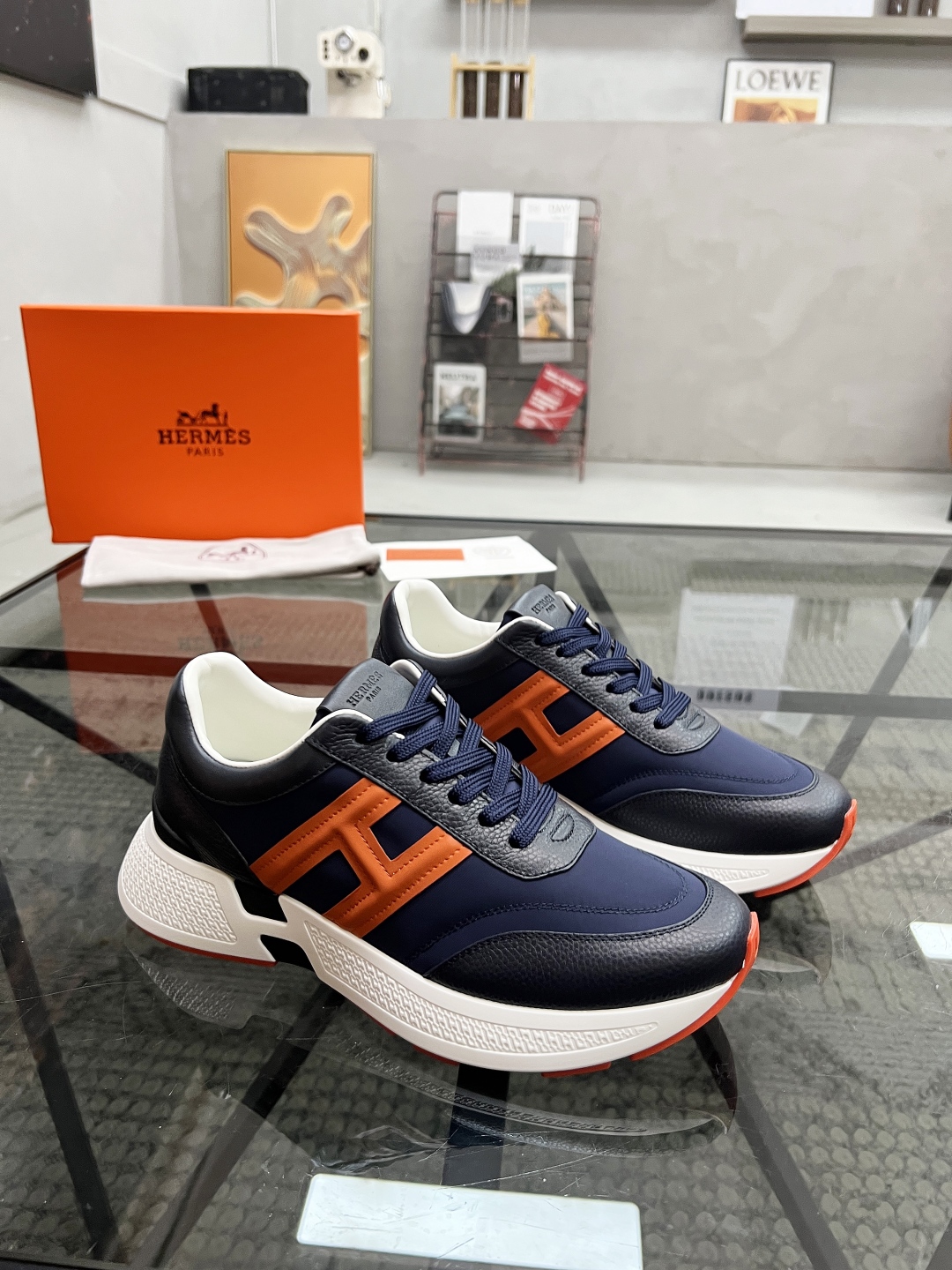  H 🔍顶级代购🇮🇹 爱 炸街男神运动鞋新品来袭专柜同步发售原厂配置，意大利进口原版牛皮搭配帆布面料，高