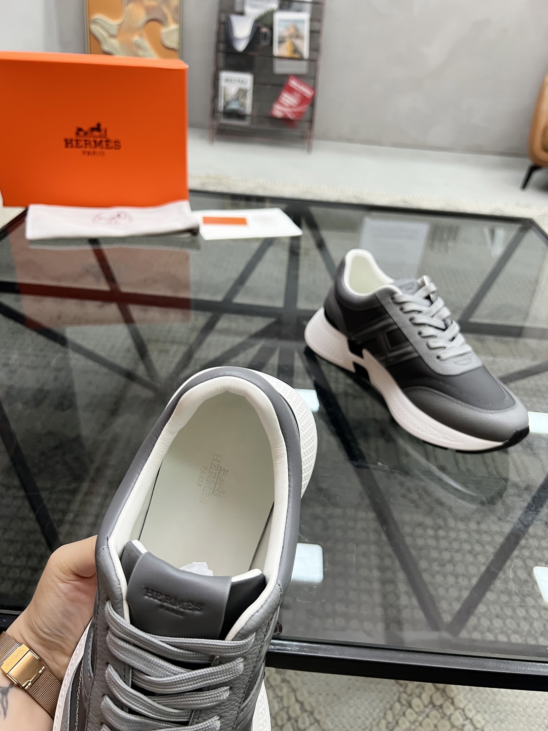  H 🔍顶级代购🇮🇹 爱 炸街男神运动鞋新品来袭专柜同步发售原厂配置，意大利进口原版牛皮搭配帆布面料，高