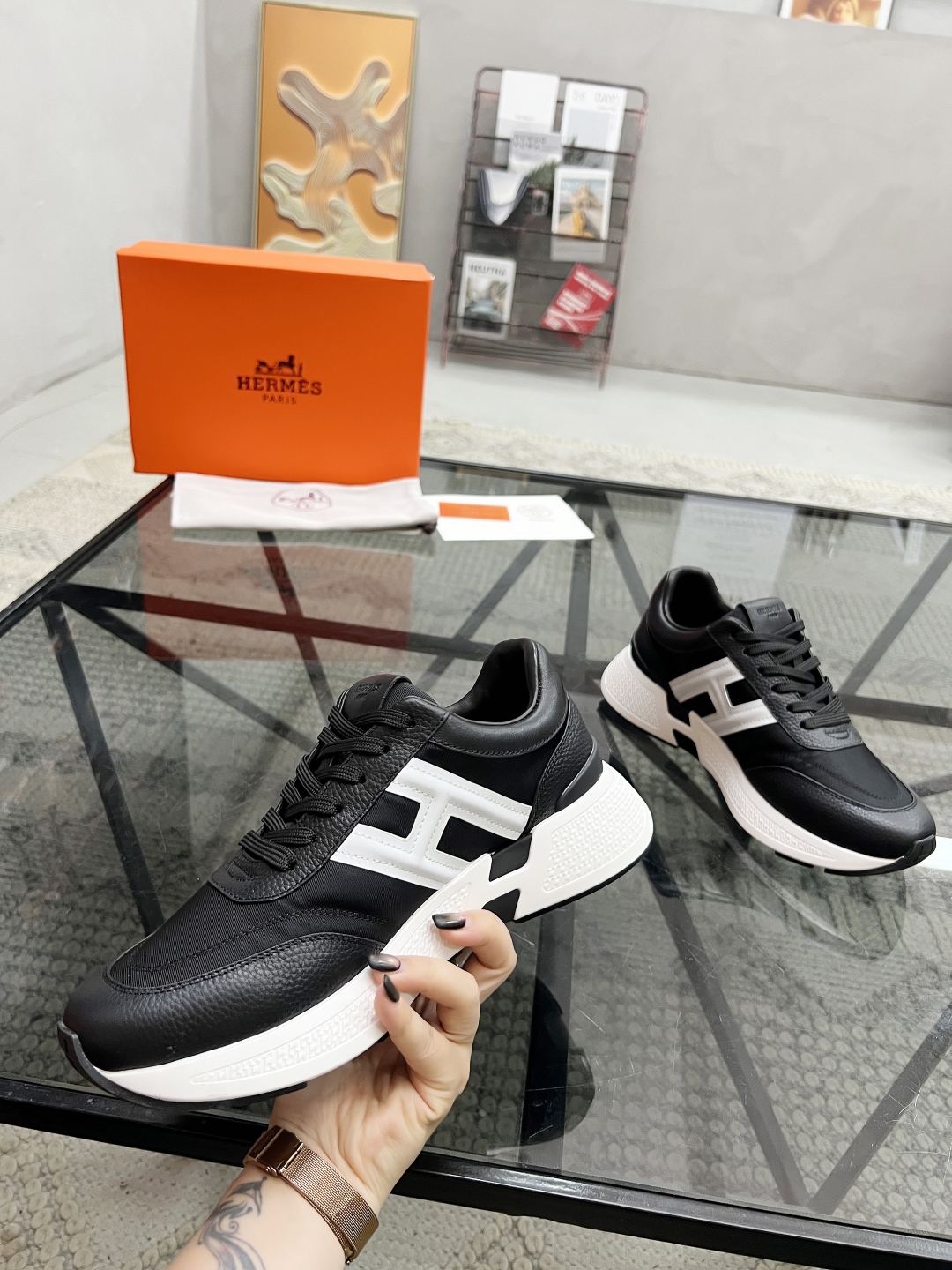  H 🔍顶级代购🇮🇹 爱 炸街男神运动鞋新品来袭专柜同步发售原厂配置，意大利进口原版牛皮搭配帆布面料，高
