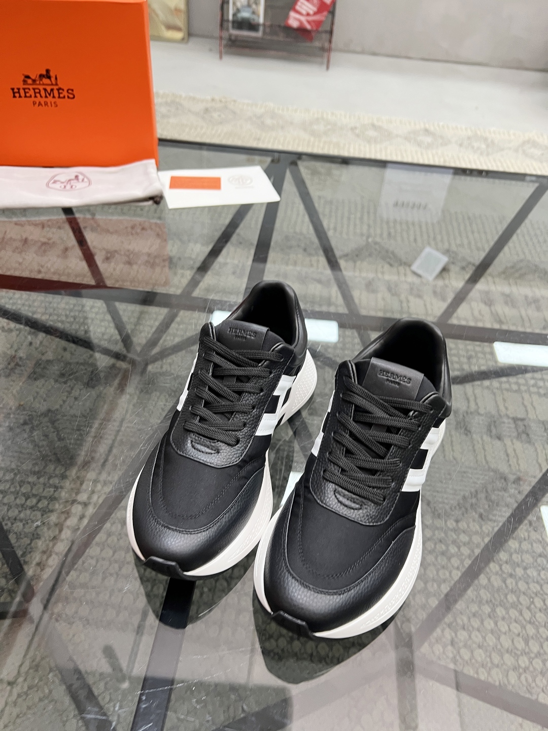  H 🔍顶级代购🇮🇹 爱 炸街男神运动鞋新品来袭专柜同步发售原厂配置，意大利进口原版牛皮搭配帆布面料，高