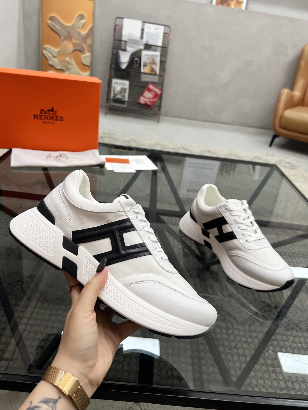  H 🔍顶级代购🇮🇹 爱 炸街男神运动鞋新品来袭专柜同步发售原厂配置，意大利进口原版牛皮搭配帆布面料，高