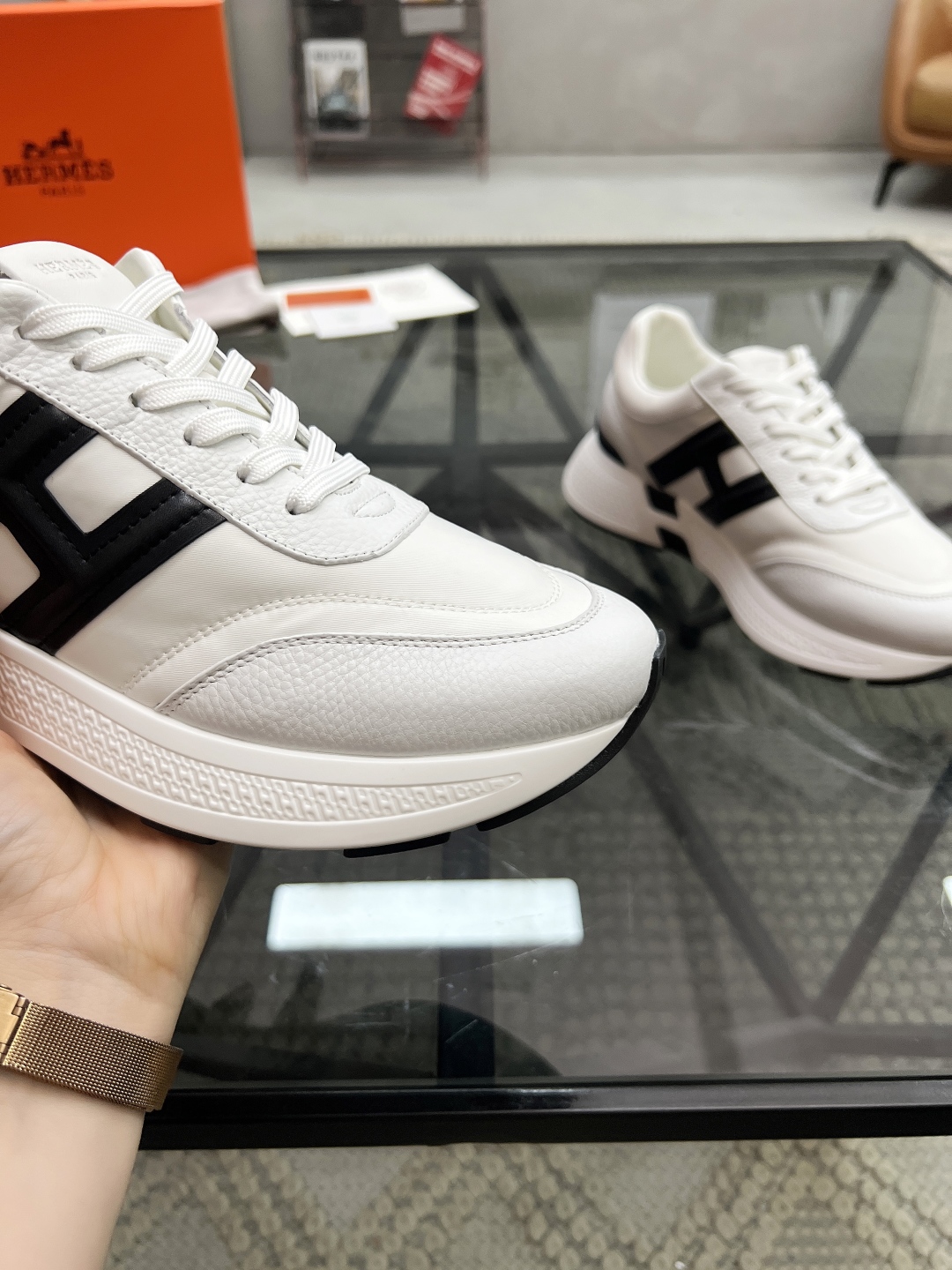  H 🔍顶级代购🇮🇹 爱 炸街男神运动鞋新品来袭专柜同步发售原厂配置，意大利进口原版牛皮搭配帆布面料，高