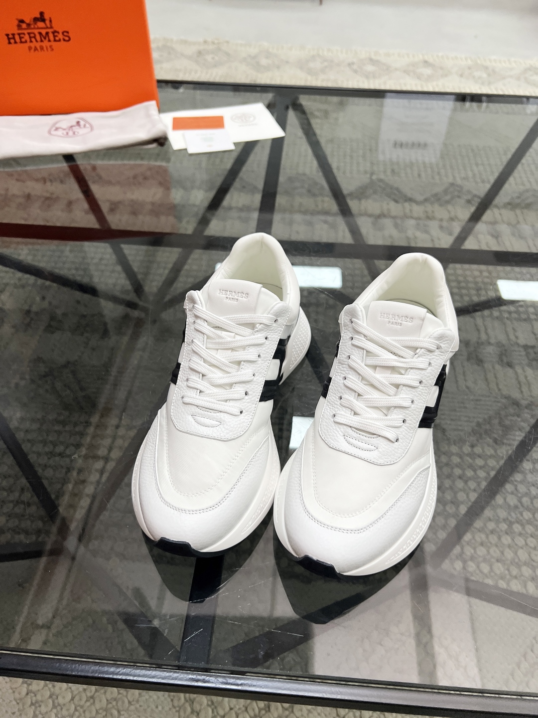  H 🔍顶级代购🇮🇹 爱 炸街男神运动鞋新品来袭专柜同步发售原厂配置，意大利进口原版牛皮搭配帆布面料，高