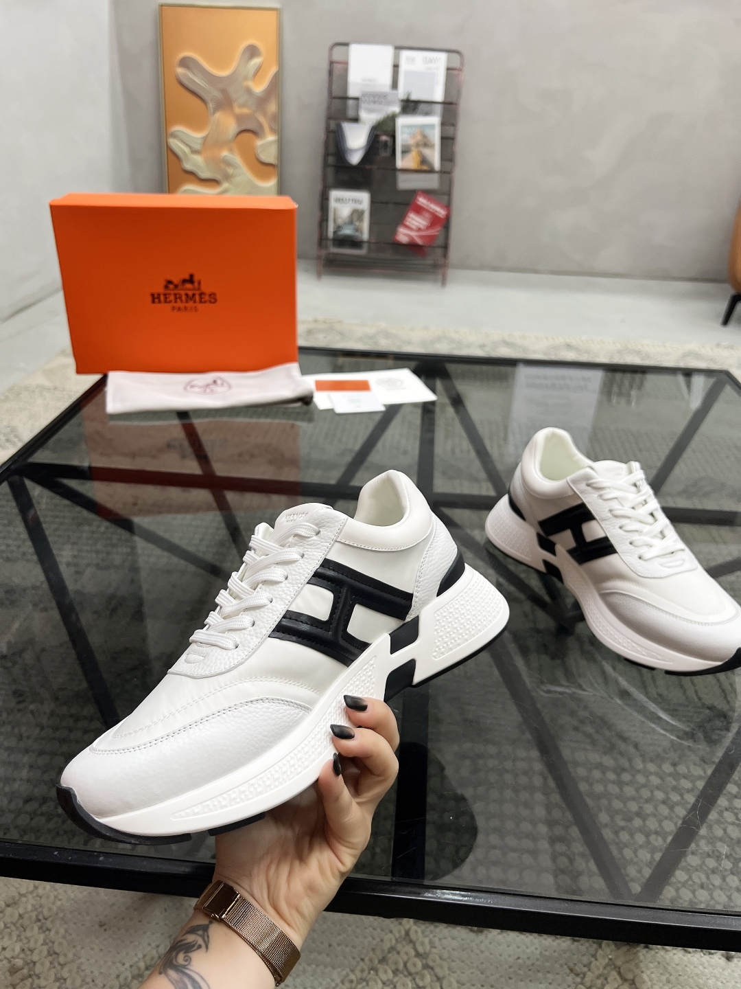  H 🔍顶级代购🇮🇹 爱 炸街男神运动鞋新品来袭专柜同步发售原厂配置，意大利进口原版牛皮搭配帆布面料，高