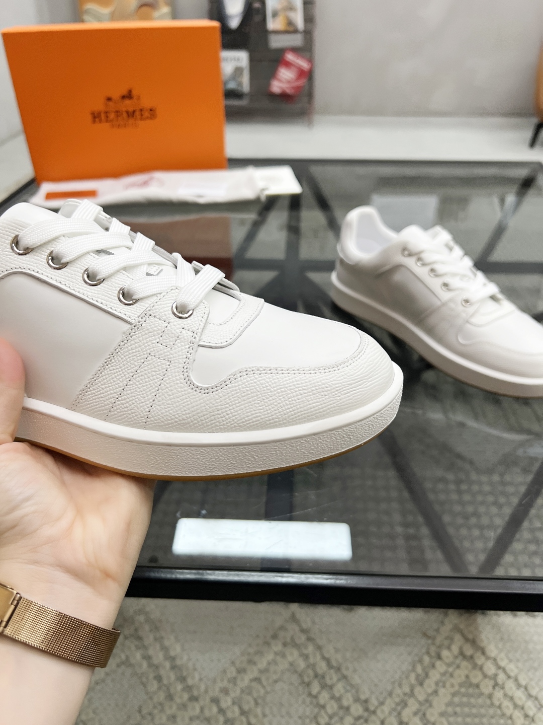  H 🔍顶级代购🇮🇹 爱 炸街男神新品来袭，超人气爆款专柜新款，原厂配置意大利进口牛皮面料，高品质拼接复